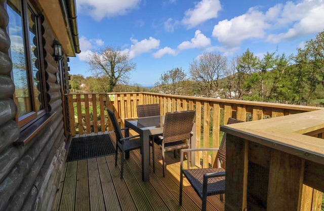 CHALET LOG CABIN L3, pet friendly, with a garden in Combe Martin