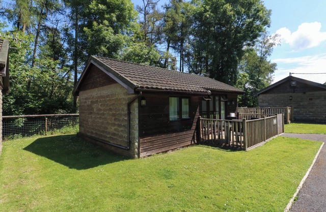 CHALET LOG CABIN L7, pet friendly, with a garden in Combe Martin