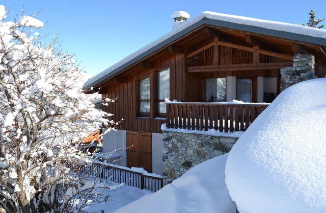 Chalet mit eigener Verpflegung (Halbpension), 20 m zur Piste mit Whirlpool, Kamin und Stiefelwärmer