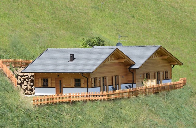 Chalet 'Niederhaushof Enzian' mit Bergblick, privatem Garten und Wi-Fi