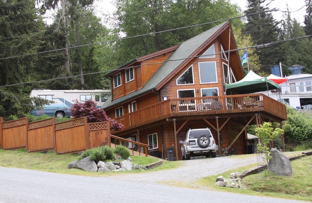 Chalet overlooking quiet bay, surrounded by Deception Pass state park