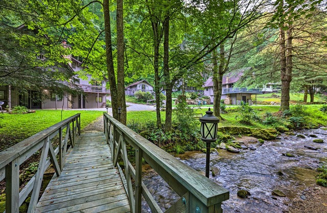 Chalet Retreat: Cozy Cabin w/ On-Site Creek!