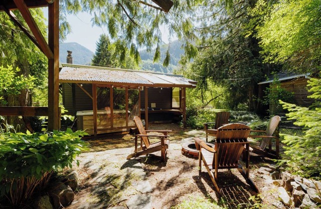 Chalet Rivière 2-bedroom cabin with AC and WiFi in Gold Bar
