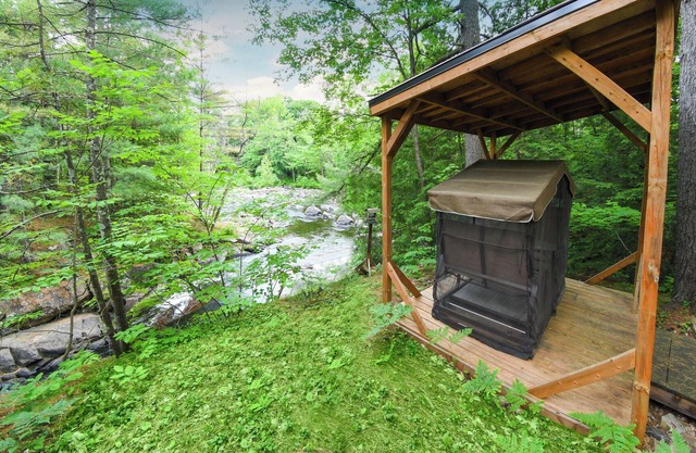 Chalet Rustique sur un Grand Terrain Boisé et Isolé Bordé par une Petite Rivière