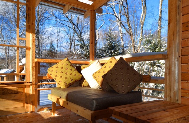 ZEN, friedlich, Chalet am Gebirgsbach, umgeben von Natur, Vögeln, Blumen