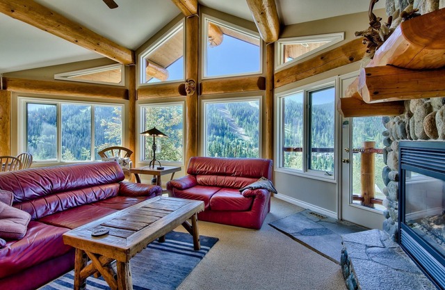 Ski in / out, Whirlpool, Aussicht, 2400 ’, von bcmag zu 1 von 10 BEST CHALETS in BC gewählt. c