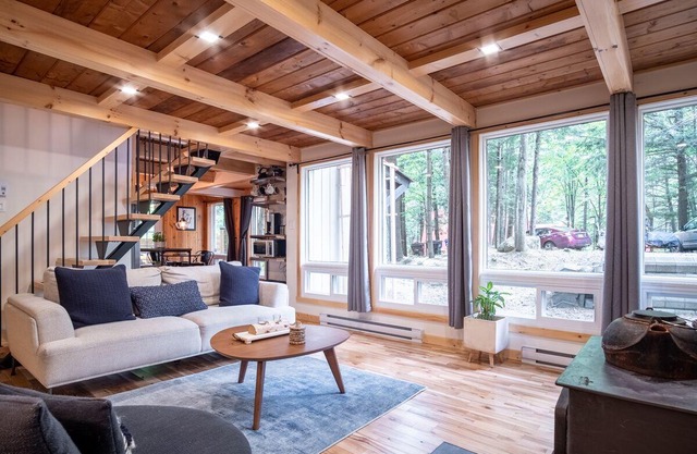 Chalet Stockholm, Turn Key Amenities + Pet Friendly + Dedicated Workspace with Hi Speed WiF