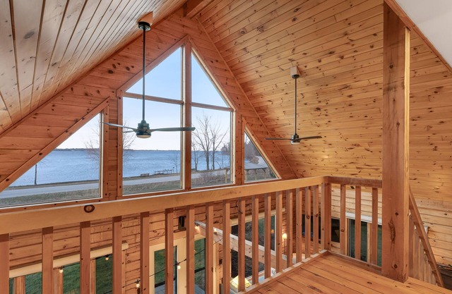 Chalet-style cabin on Lake Champlain with private beach & studio - dog-friendly