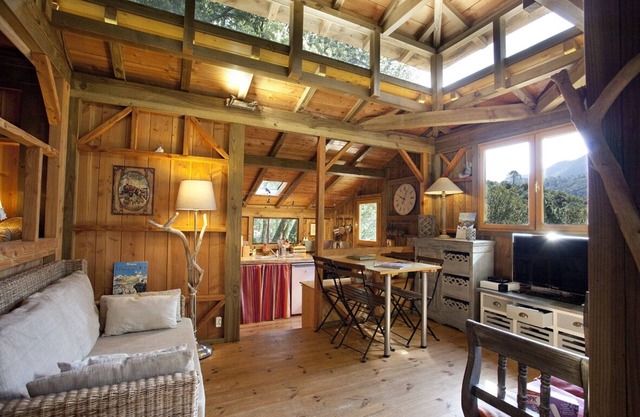 Chalet-Stil Hütte in den Bäumen von der Hektik gebaut, entfernt, zwischen Meer und Bergen