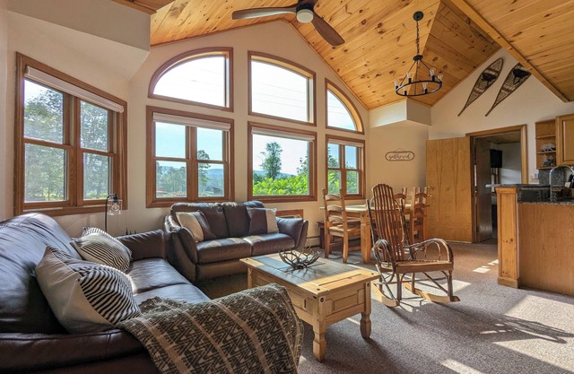 Chalet-styled condo in the heart of the White Mountains; pool / hottub / golfing
