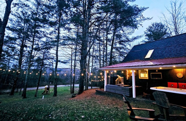 Chalet w/HOT TUB & OUTDOOR TV, Fire Pit, Pool Nearby, Prvt. trail & playground!