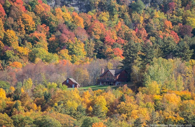 Chalet w/ Lake & MT views, Hot Tub, Pet friendly, <10mins to Lake & Golf