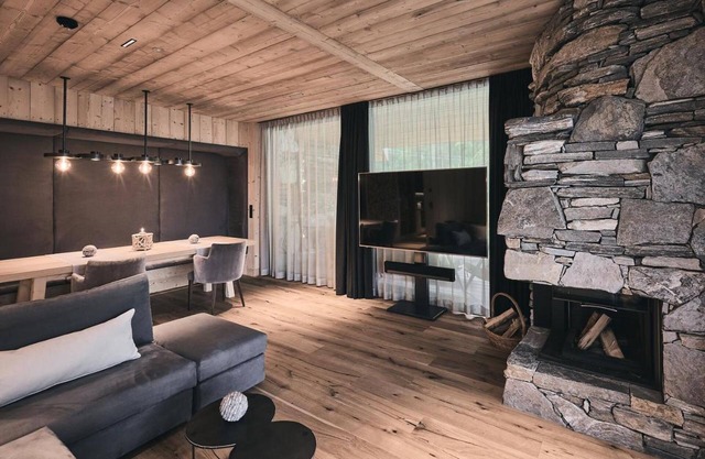 Chalet 'Waldchalet mit Jacouzzi' mit Bergblick, privater Terrasse und WLAN