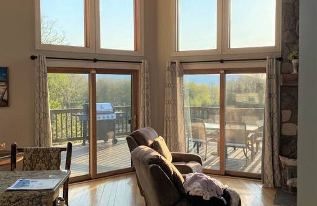 Chalet with Amazing views+ Hot Tub + privacy