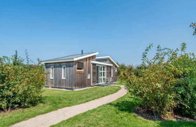 Chalet mit herrlichem Garten - und Loungeset - am Rande des Parks.