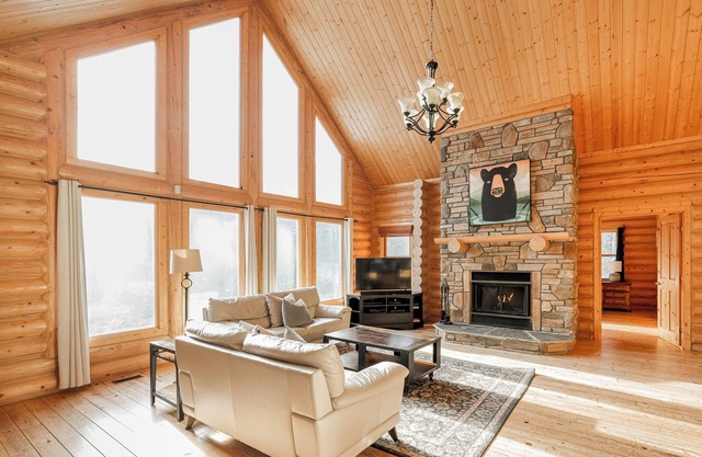 ChaletsOasis Luxury Log Home Deer6 mit privatem, geschlossenem Whirlpool die ganze Saison über