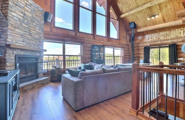Chaleureux Chalet en Bois Rond Près de Coaticook