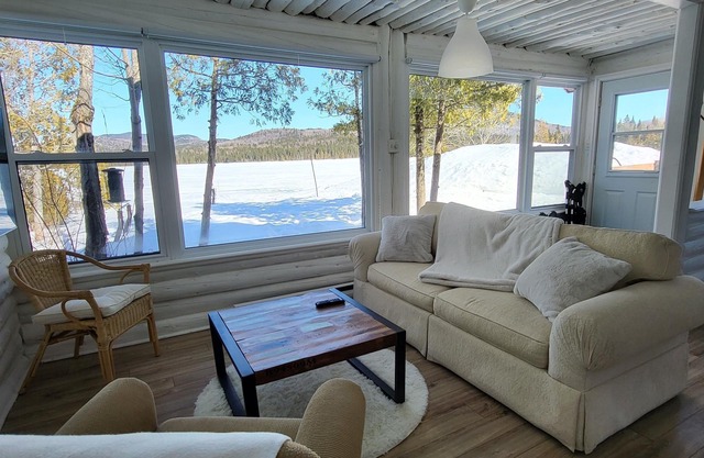Chaleureux Chalet bord d'un lac. Foyer au bois et vue extraordinaire