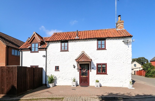 CHALK COTTAGE, pet friendly, character holiday cottage in Feltwell
