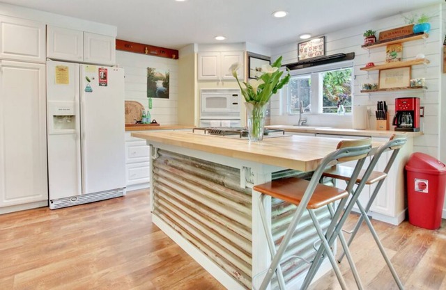 Mid-Century Haus mit Küche, Wäscherei und Backyard BBQ, Schlafmöglichkeiten für 6+