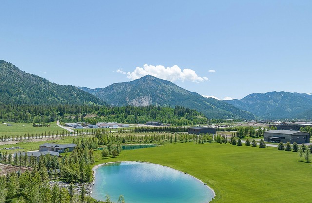 Chambord Lodge Your Dream Alpine Retreat across from Ferry Peak
