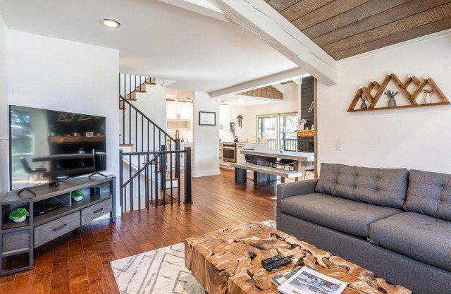 Chamonix 24 is a 2bed plus loft 3 bath Upgraded Canyon Ldge Nearly Ski in Ski Out Sleeps 8