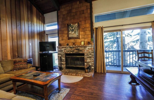 Chamonix 94 Cozy Townhouse with Great Complex Amenities, Walk to Canyon Lodge by RedAwning