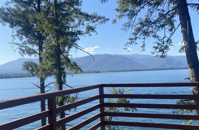 Champagne Sunsets Lakefront with Loft & Dock, View & private waterfront