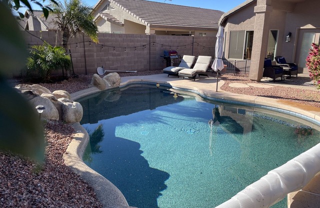 Fantastisches Chandler-Haus mit 4 Schlafzimmern und beheiztem Pool im privaten Hinterhof