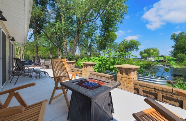 Channel Charmer - Located on Gun Lake - prime spot!