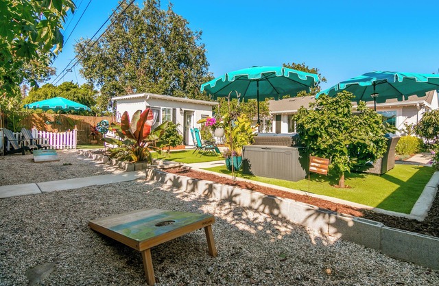 Channel House - Midtown: A/C, Sunroom, and Guest Cottage. Close to everything!