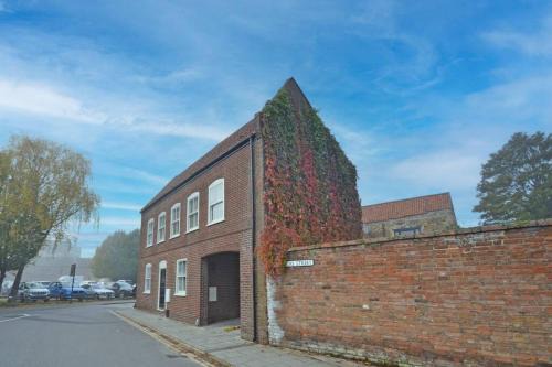 Chapel Houses, A collection of three townhouses A central collection that sleeps 10
