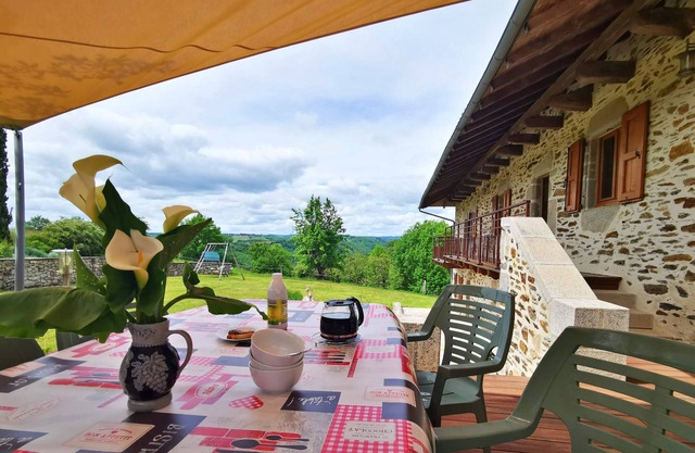 STONE CHARACTER COTTAGE WITH GARDEN AND PING PONG TABLE CANTAL AUVERGNE