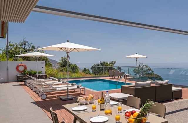 Character villa, sea and Funchal view | Portada