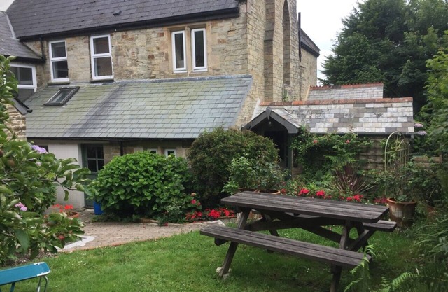 Characterful cottage with pool and pet friendly!