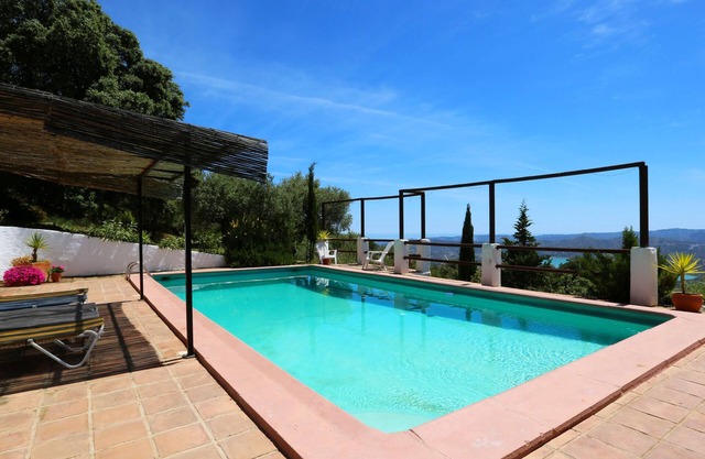 Charaktervoll stilvoll Andalucian Cortijo - großer Pool und Panoramablick auf den See / Meer