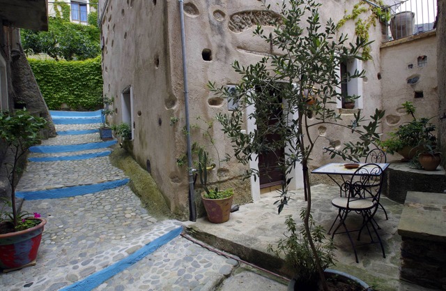 Charakteristisches Haus im historischen Zentrum von Belmonte Calabro, Natur und Kultur