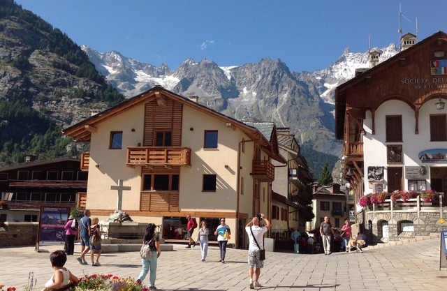 Charakteristische Wohnung am zentralen Platz der Kirche von Courmayeur