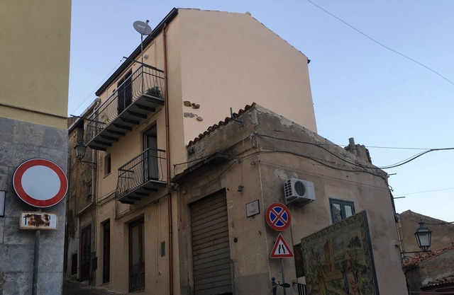 Caratteristica Casa IN Collina SU DUE Livelli Completamente Ristrutturata