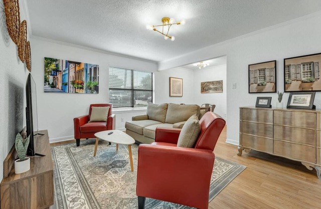 Charleston-1st Floor 2 Bdrm, Walk to A&M, King Bed