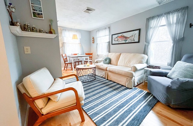 Charlestown Beach Cottage, 2BR, Screened porch, 3 min drive to Beach!