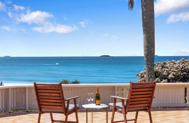 Charlesworth 8, Sleeps 8, Beachfront Reserve, Amazing Views