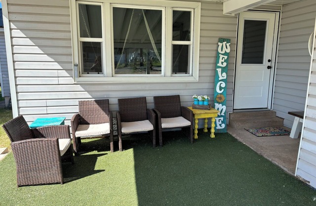 Charming 2-bedroom house with WiFi, AC in quaint Hanna