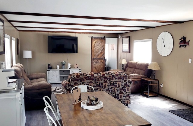 Charlie's Woodside Getaway-4 miles from the Dells!