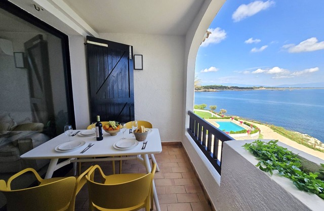 Charlotte: Apartment overlooking the sea, 50m from the beach.