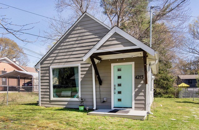 Charlotte "Tiny Home" in a peaceful neighborhood that is 10mins from downtown