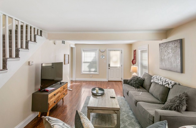 Charm & Convenience, Walk to Downtown