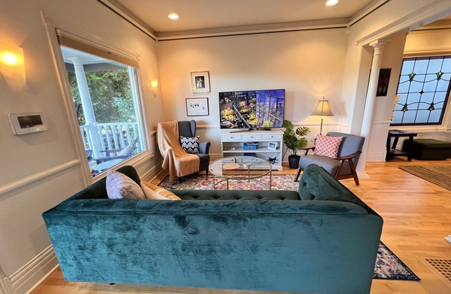 Charm of Queen Anne w king & queen beds/front porch/patio/pvt parking