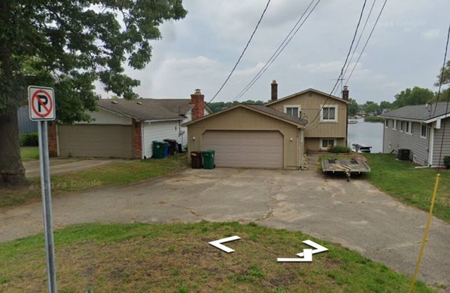 Charming 3-BR 1.5-Bath LAKEFRONT home, WiFi, AC in delightful Commerce Township