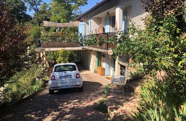 Charmante Gartenwohnung am Fluss mit faszinierender Aussicht auf den Roc d'Anglars